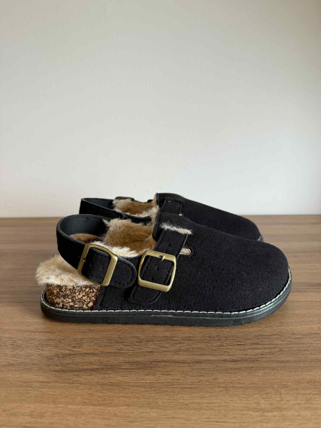 Clogs com tira e pelinho - Preto