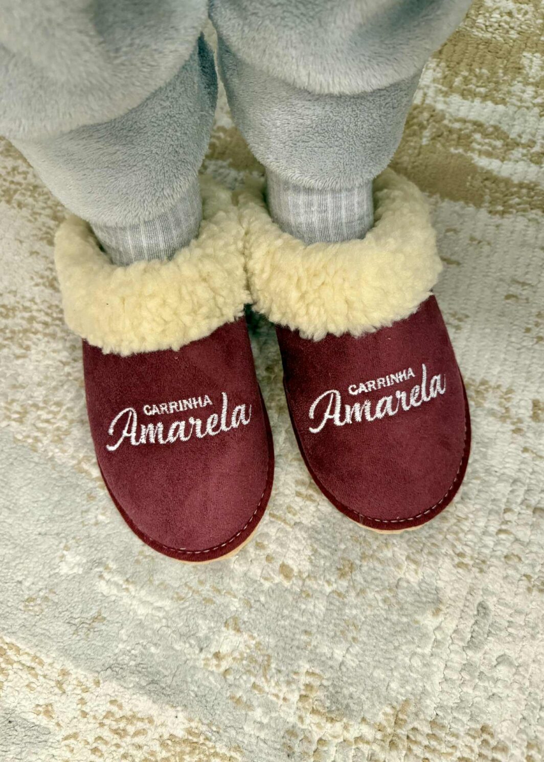 Chinelo de Quarto Carrinha Amarela - Bordô