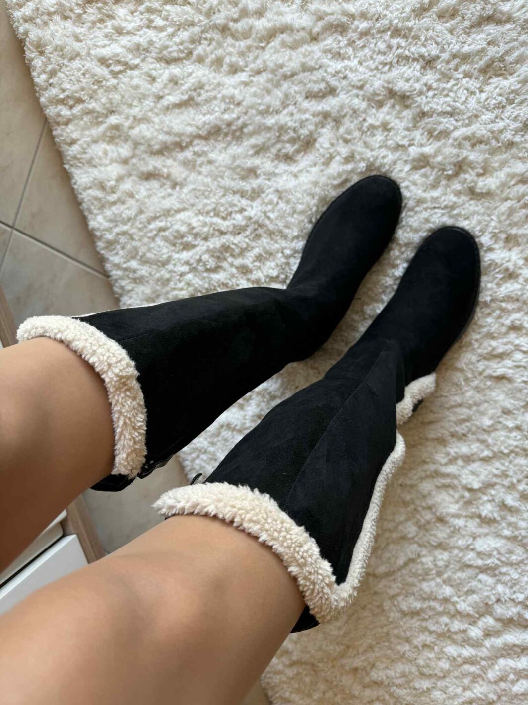 Bota de cano alto detalhe pelinho - Preto