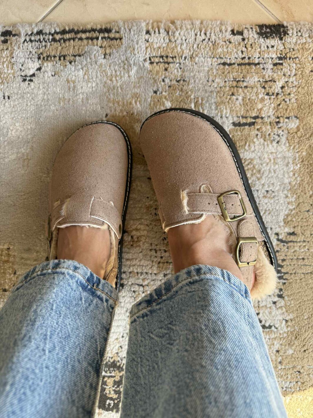 Clogs com tira e pelinho - Taupe