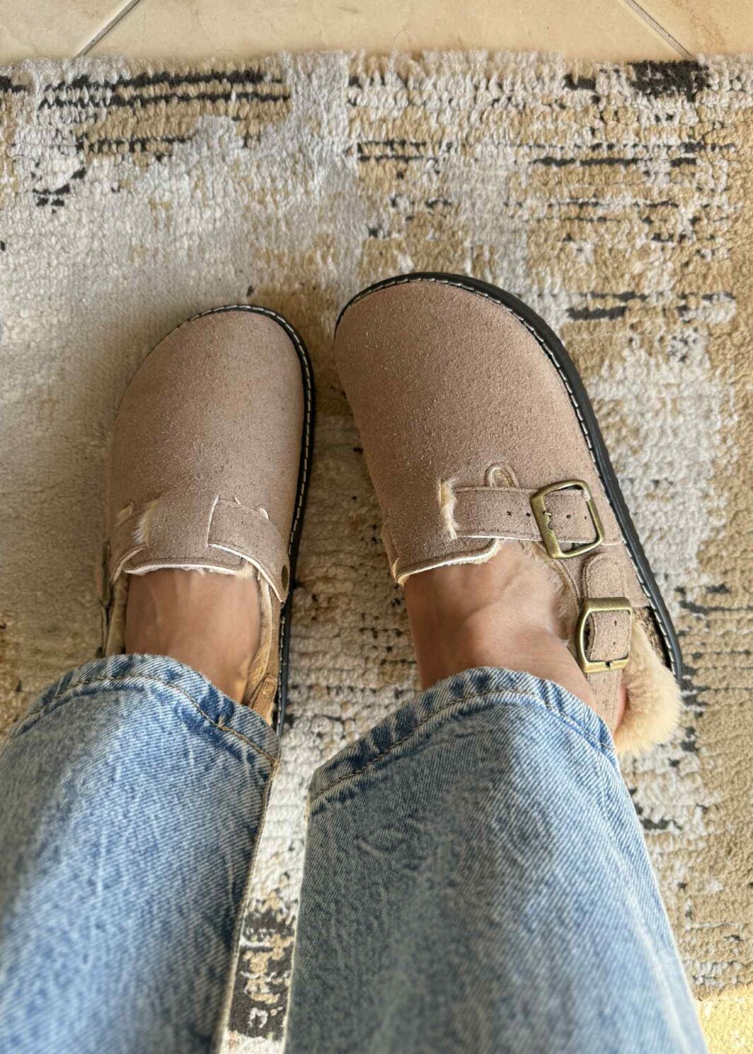 Clogs com tira e pelinho - Taupe