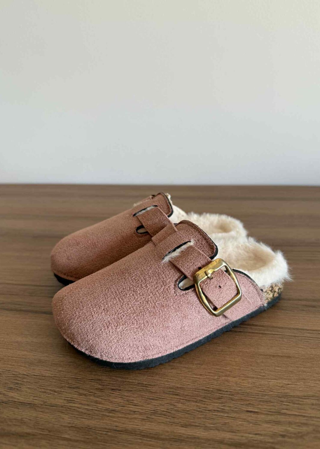 Chinelo com fivela e pelo Rosa