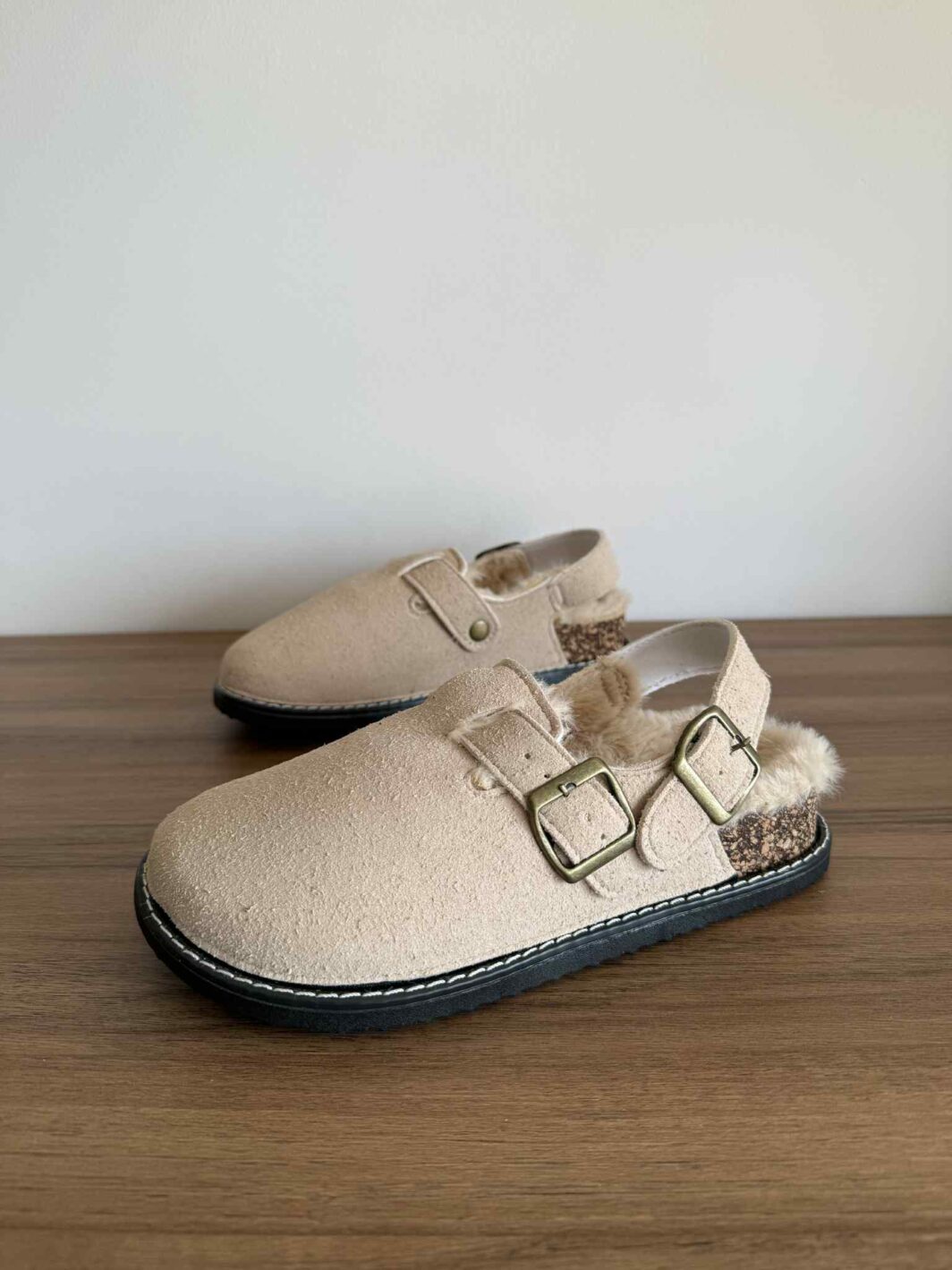 Clogs com tira e pelinho - Bege