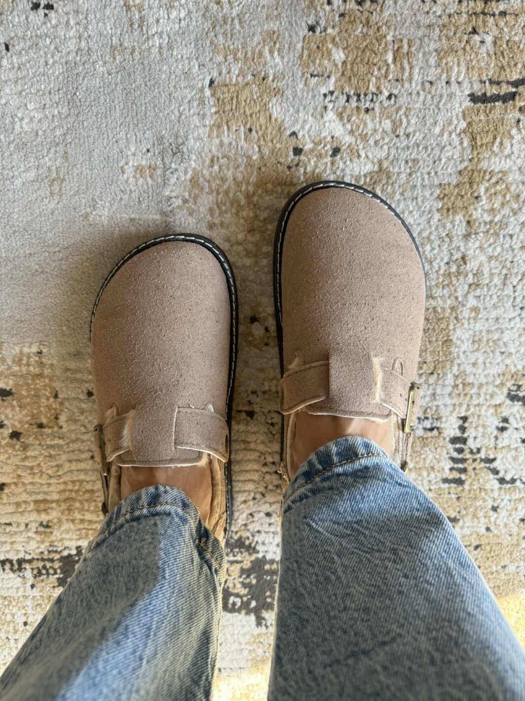 Clogs com tira e pelinho - Taupe