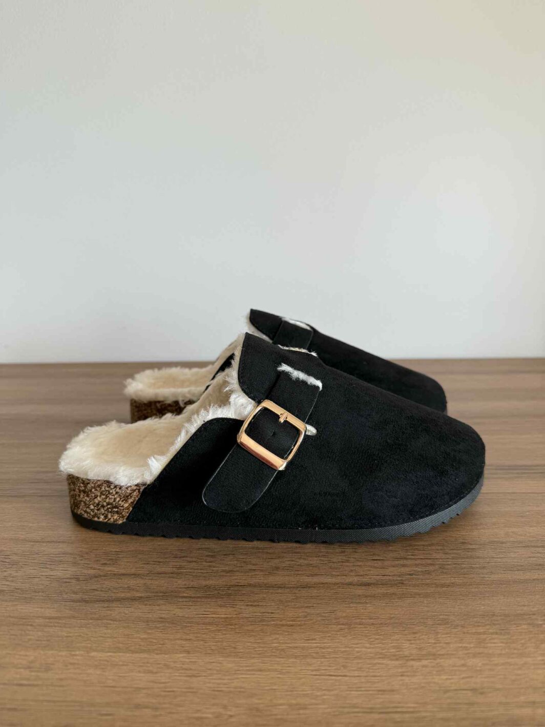 Clogs Com Pelinho Preto