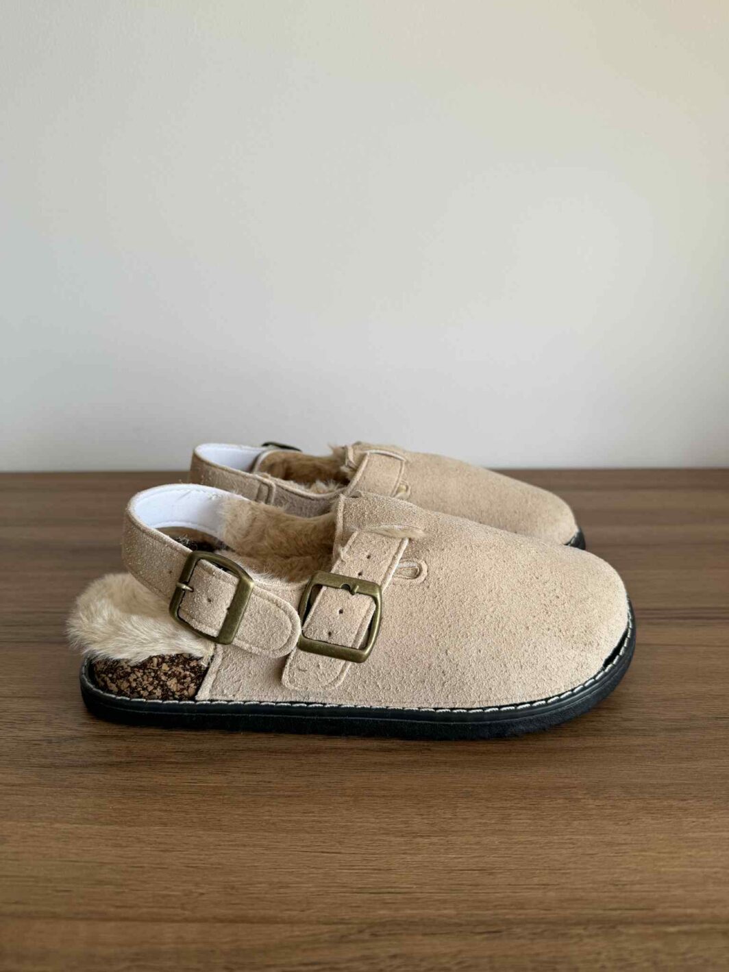Clogs com tira e pelinho - Bege