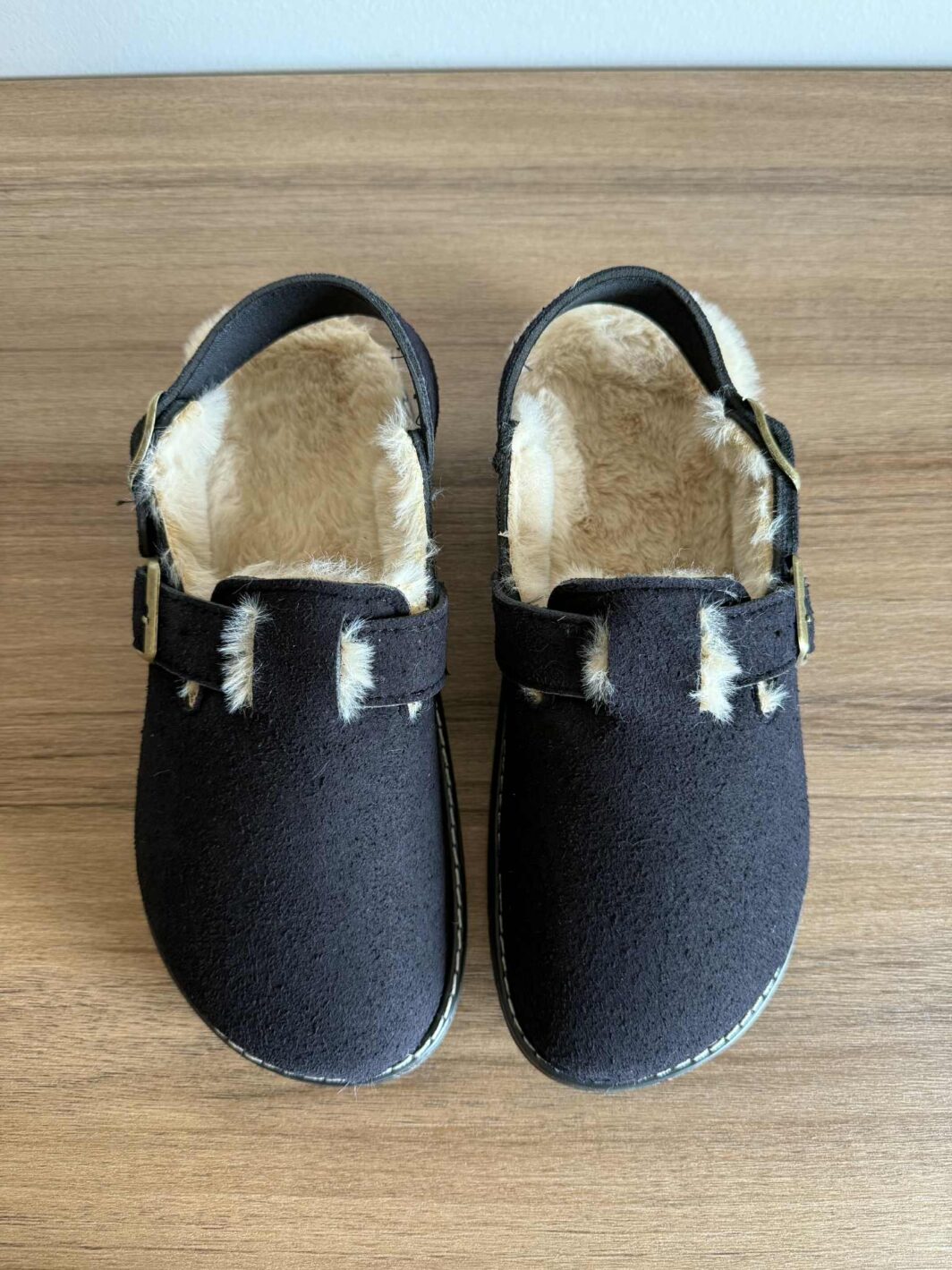 Clogs com tira e pelinho - Preto