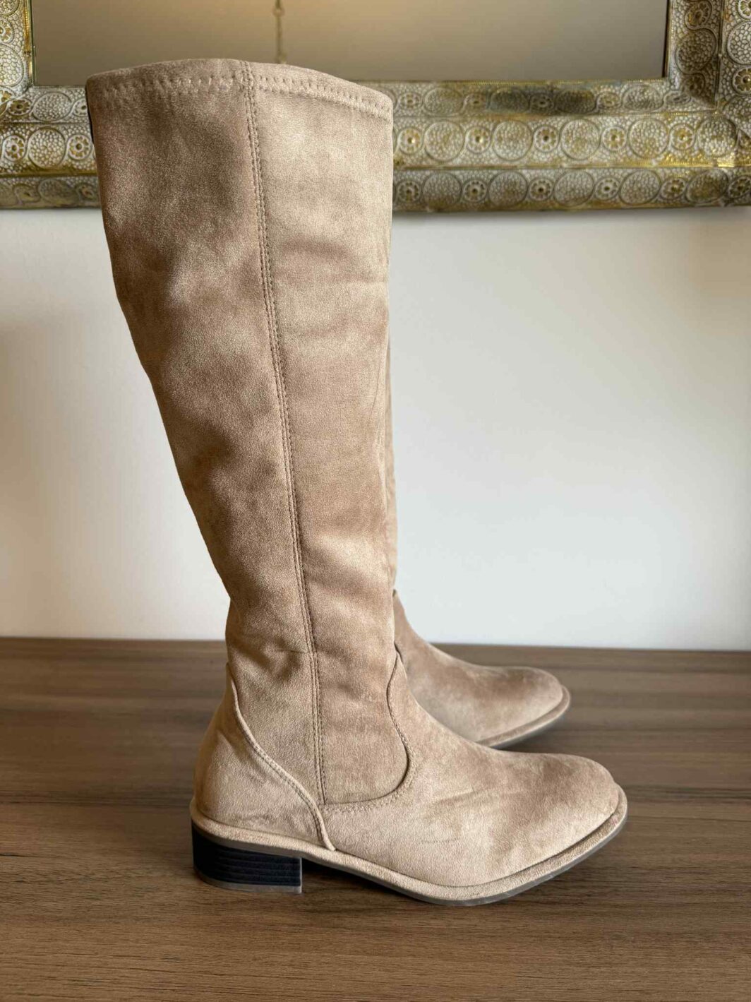 Bota Suede Cano Alto Bege