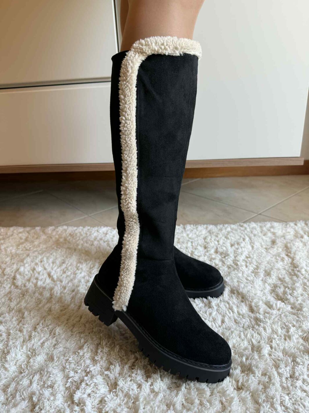 Bota de cano alto detalhe pelinho - Preto