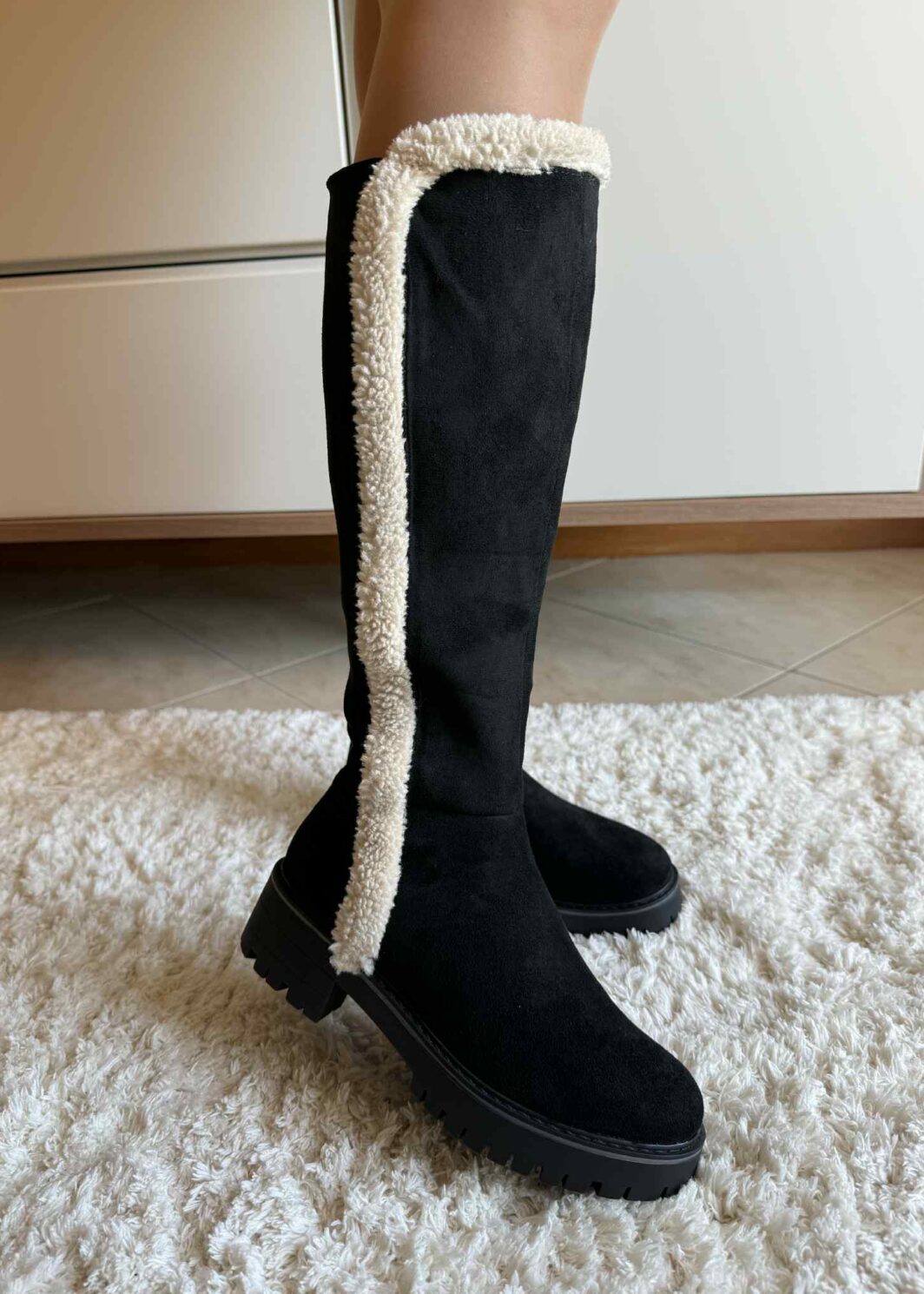 Bota de cano alto detalhe pelinho - Preto