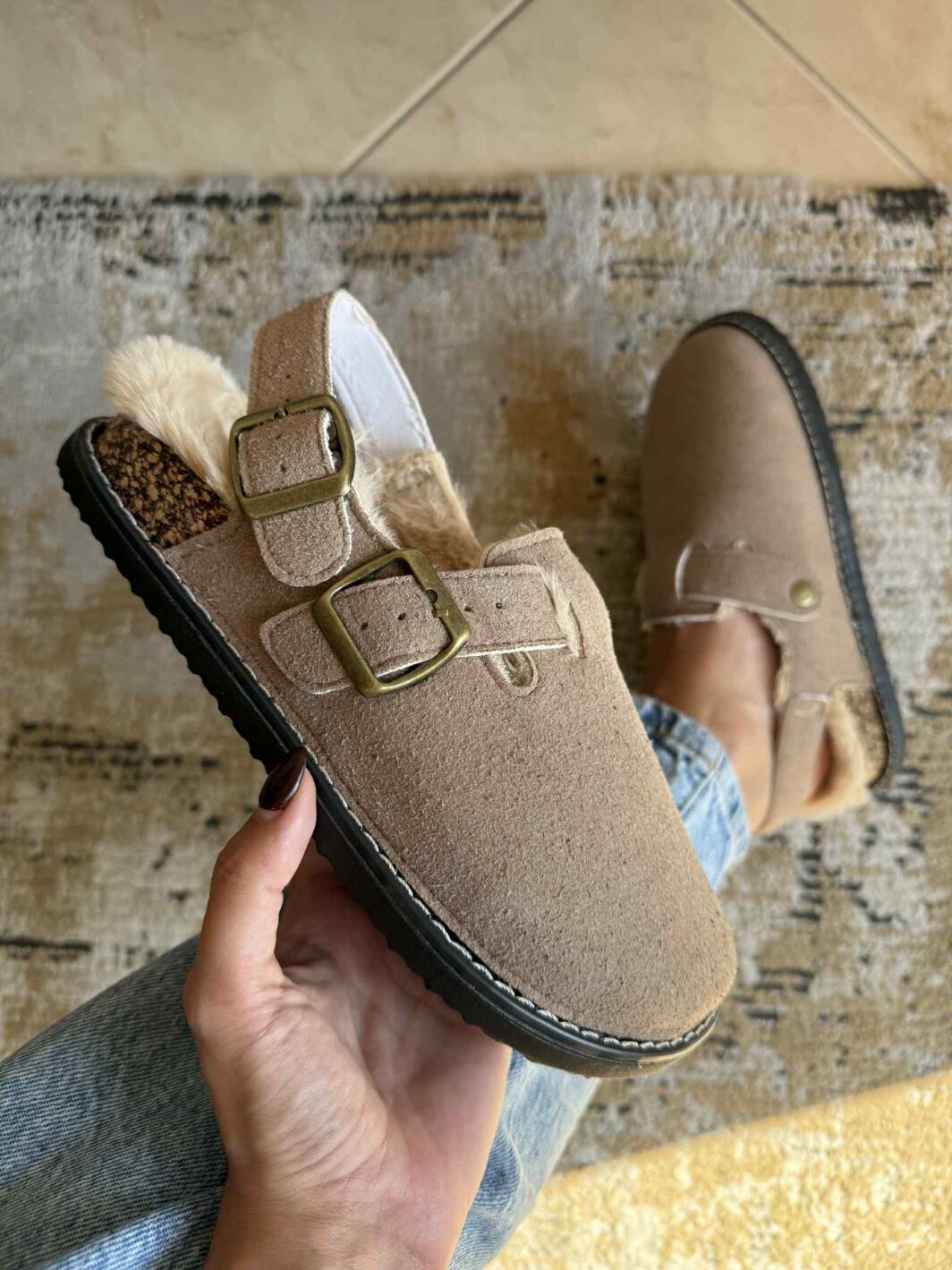 Clogs com tira e pelinho - Taupe