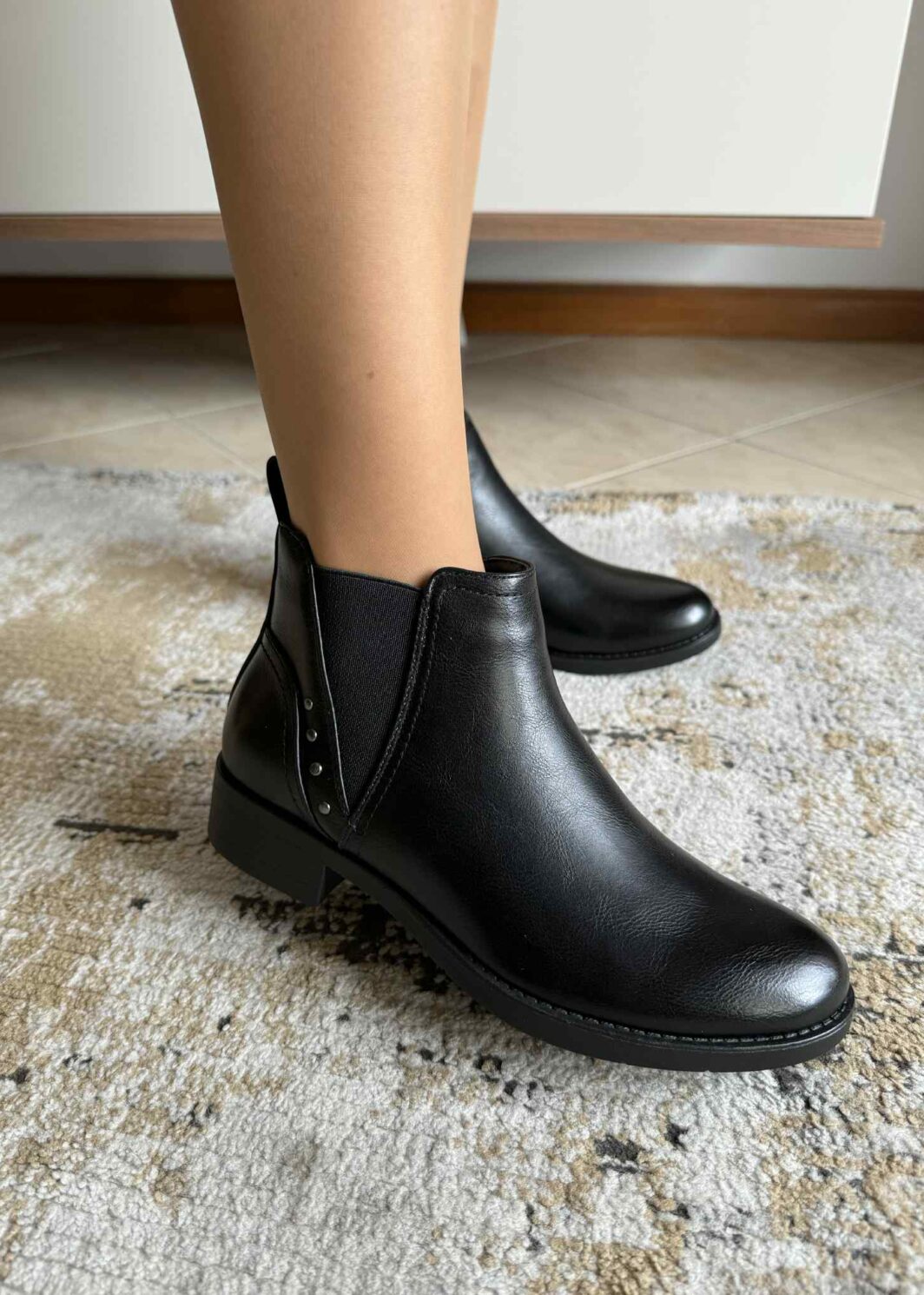 Botim raso com fecho e elástico - Preto