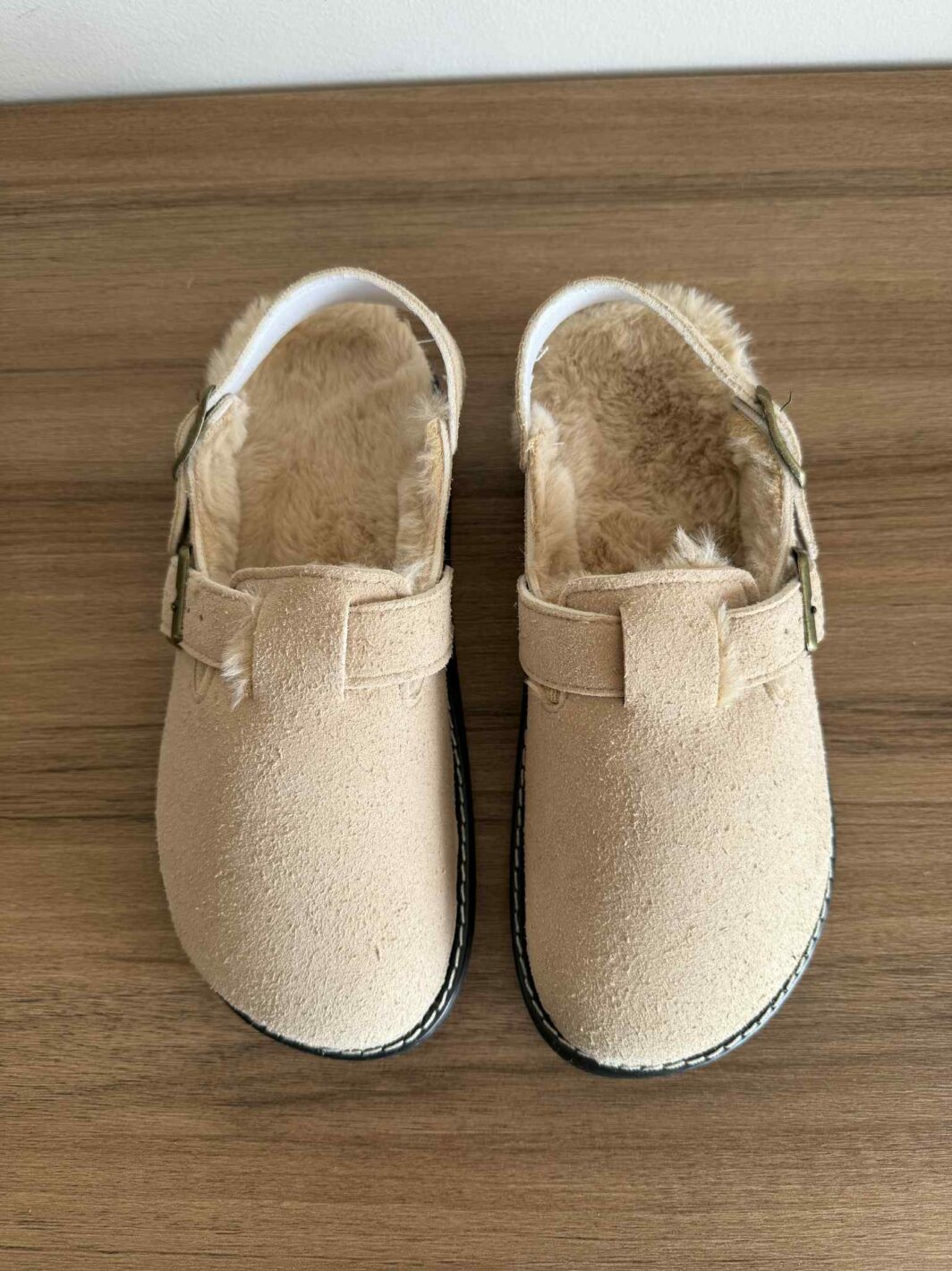 Clogs com tira e pelinho - Bege
