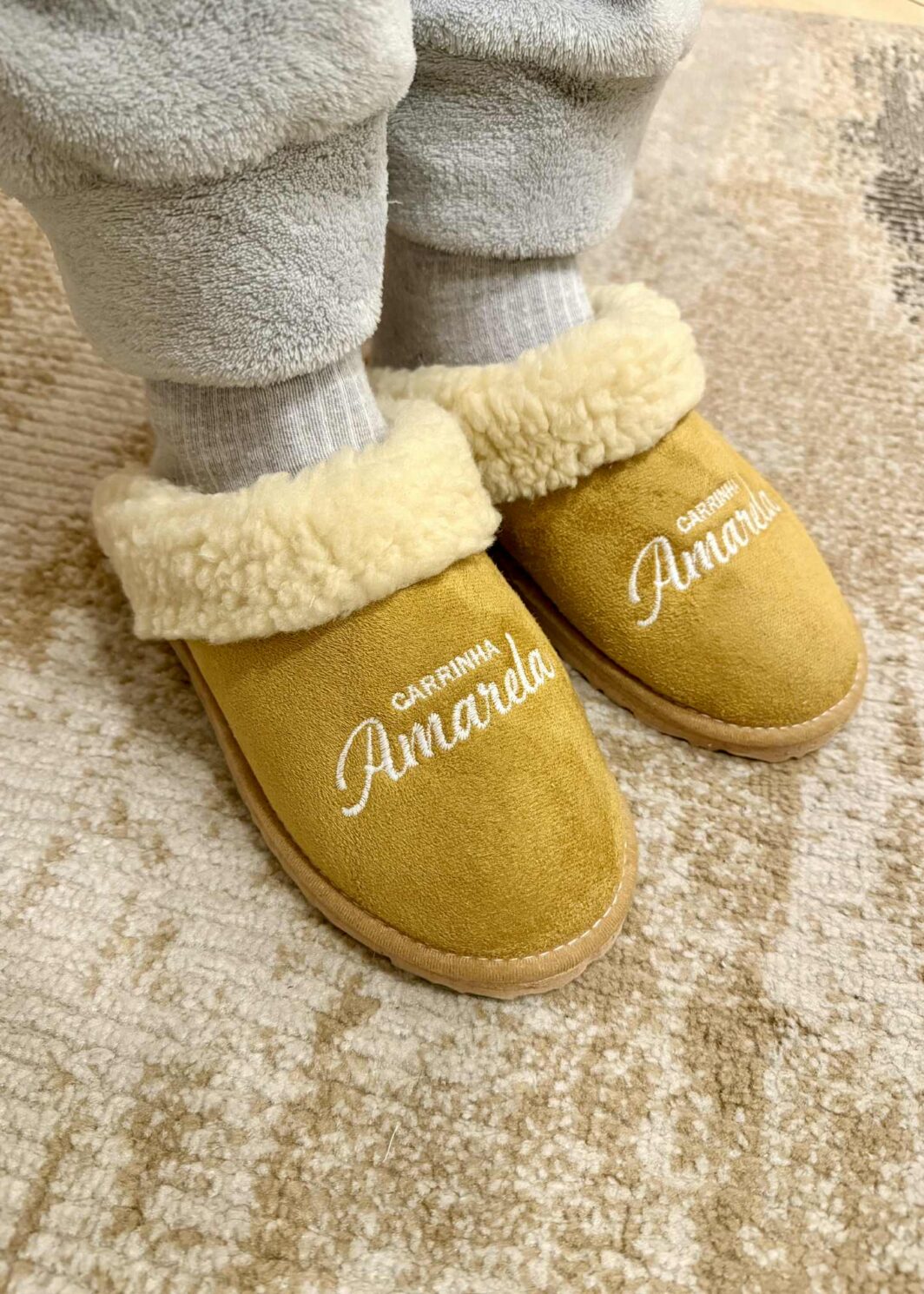 Chinelo de Quarto Carrinha Amarela - Amarelo