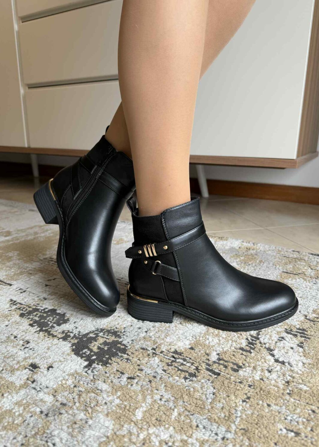 Botim baixo detalhes dourados - Preto