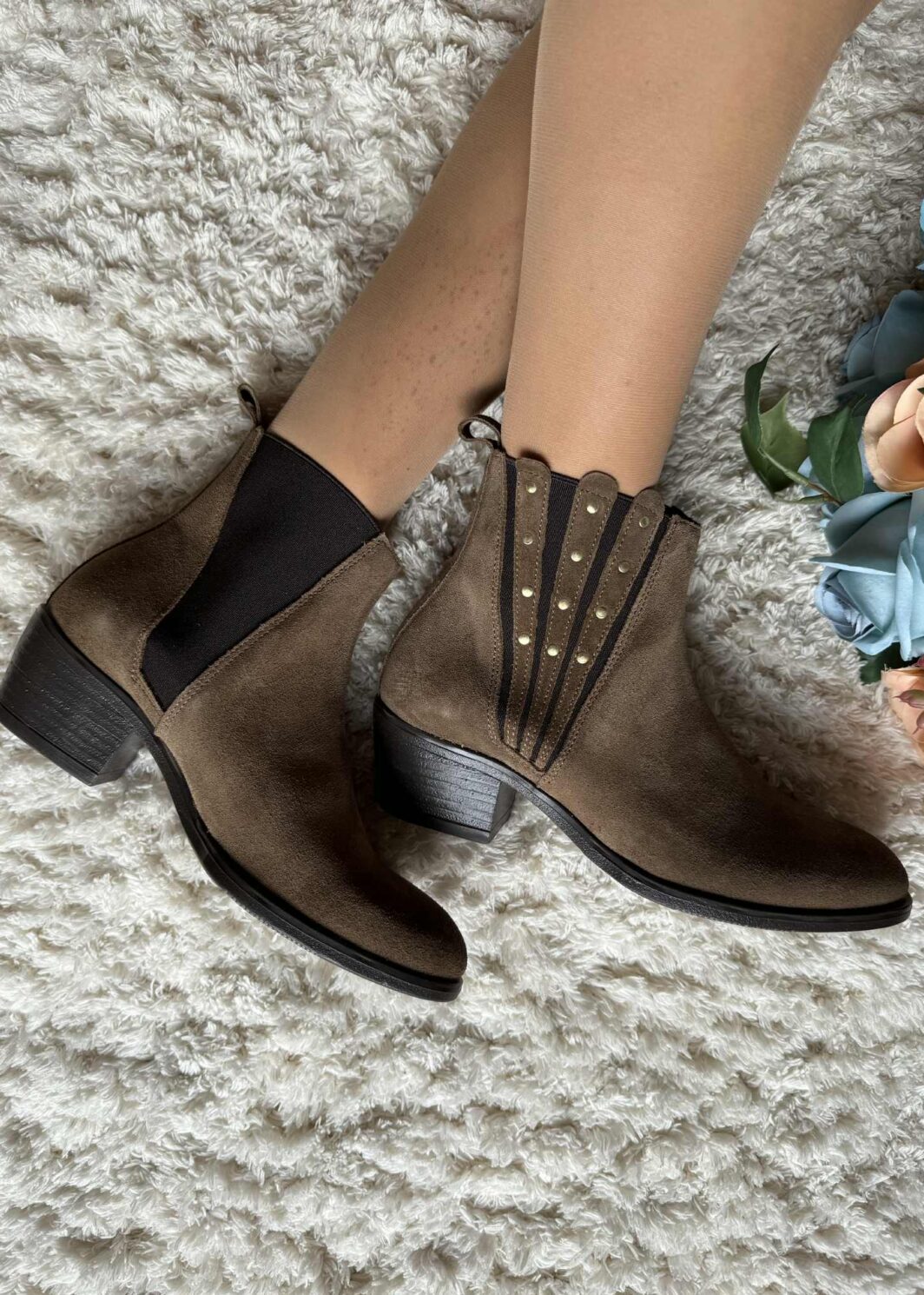 Botim em camurça com elásticos - Taupe