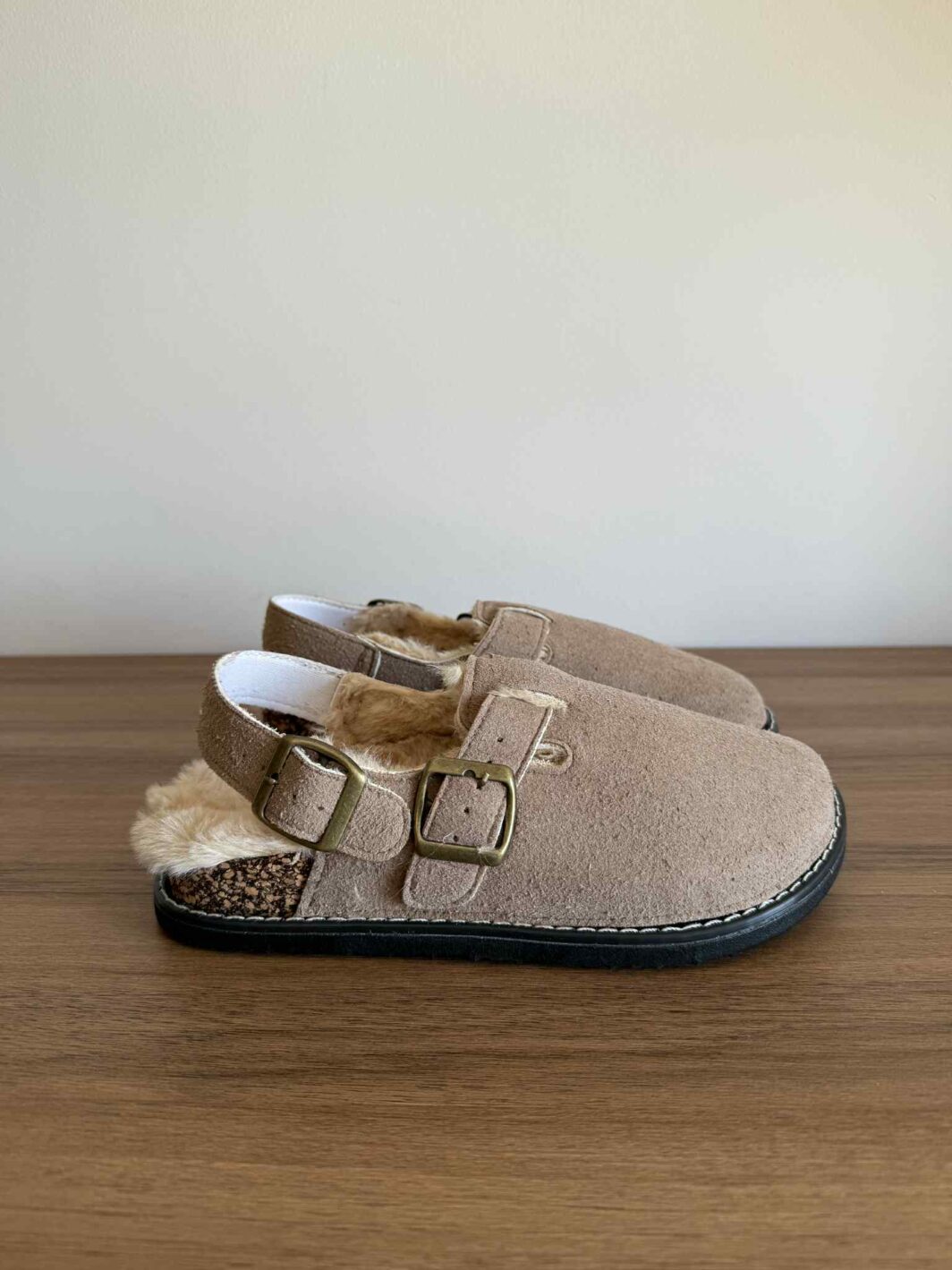 Clogs com tira e pelinho - Taupe