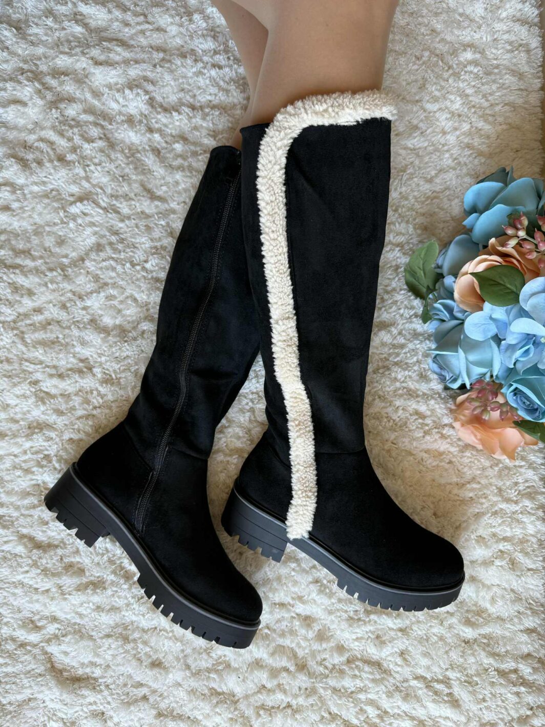 Bota de cano alto detalhe pelinho - Preto
