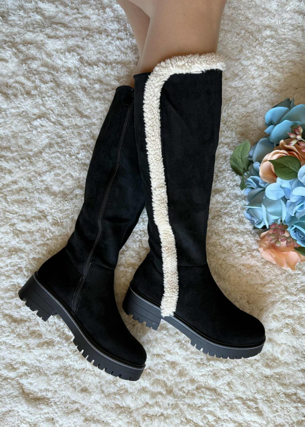 Bota de cano alto detalhe pelinho - Preto