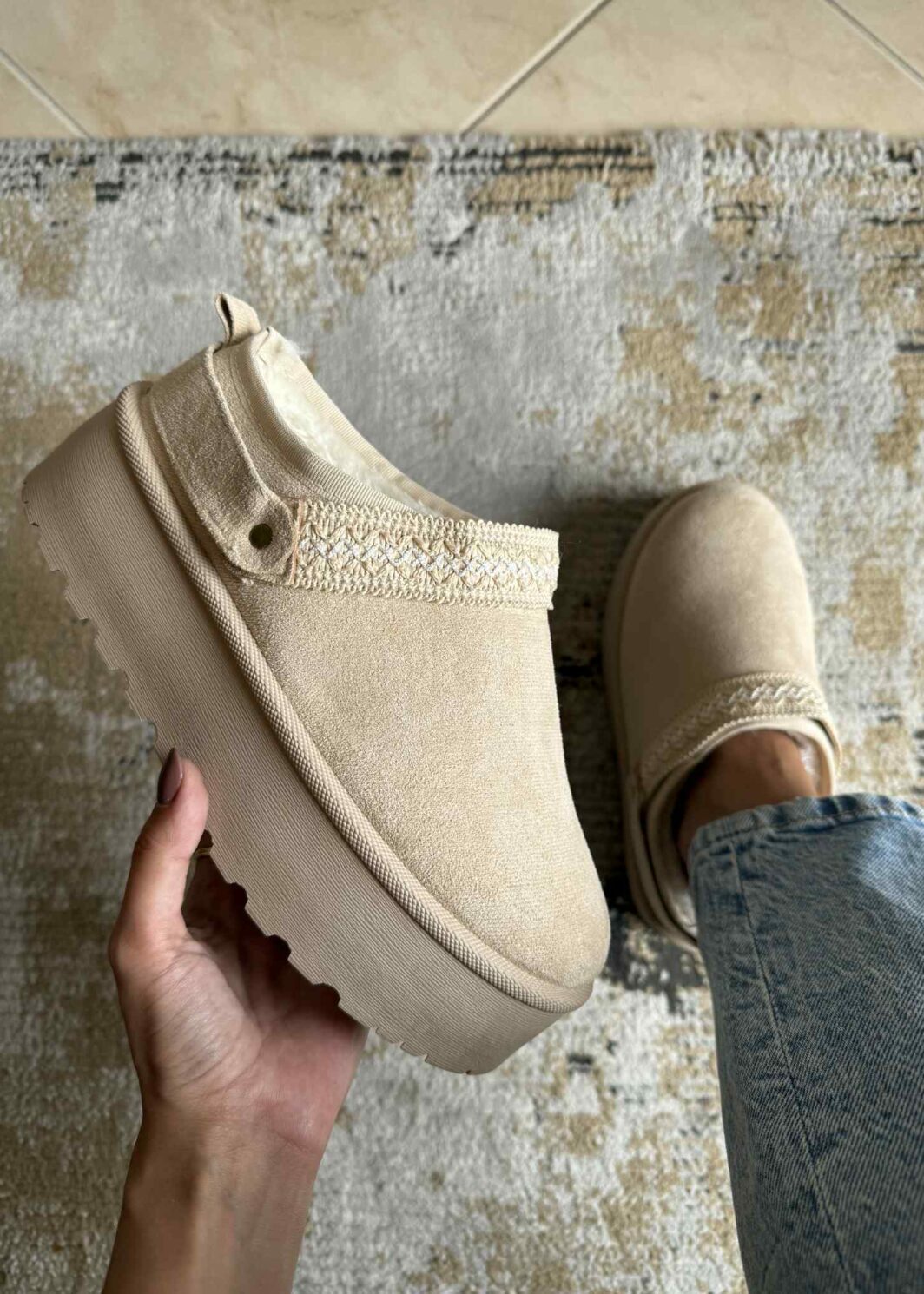 Chinelo Plataforma Com Pelinho - Bege