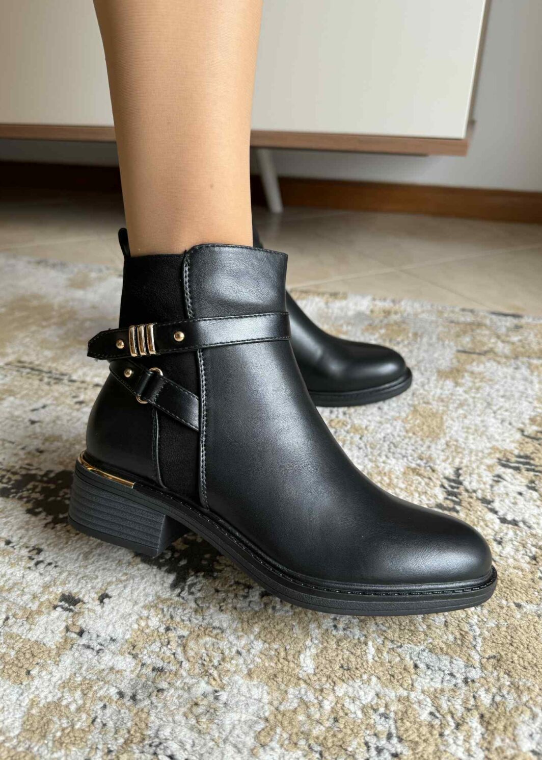 Botim baixo detalhes dourados - Preto