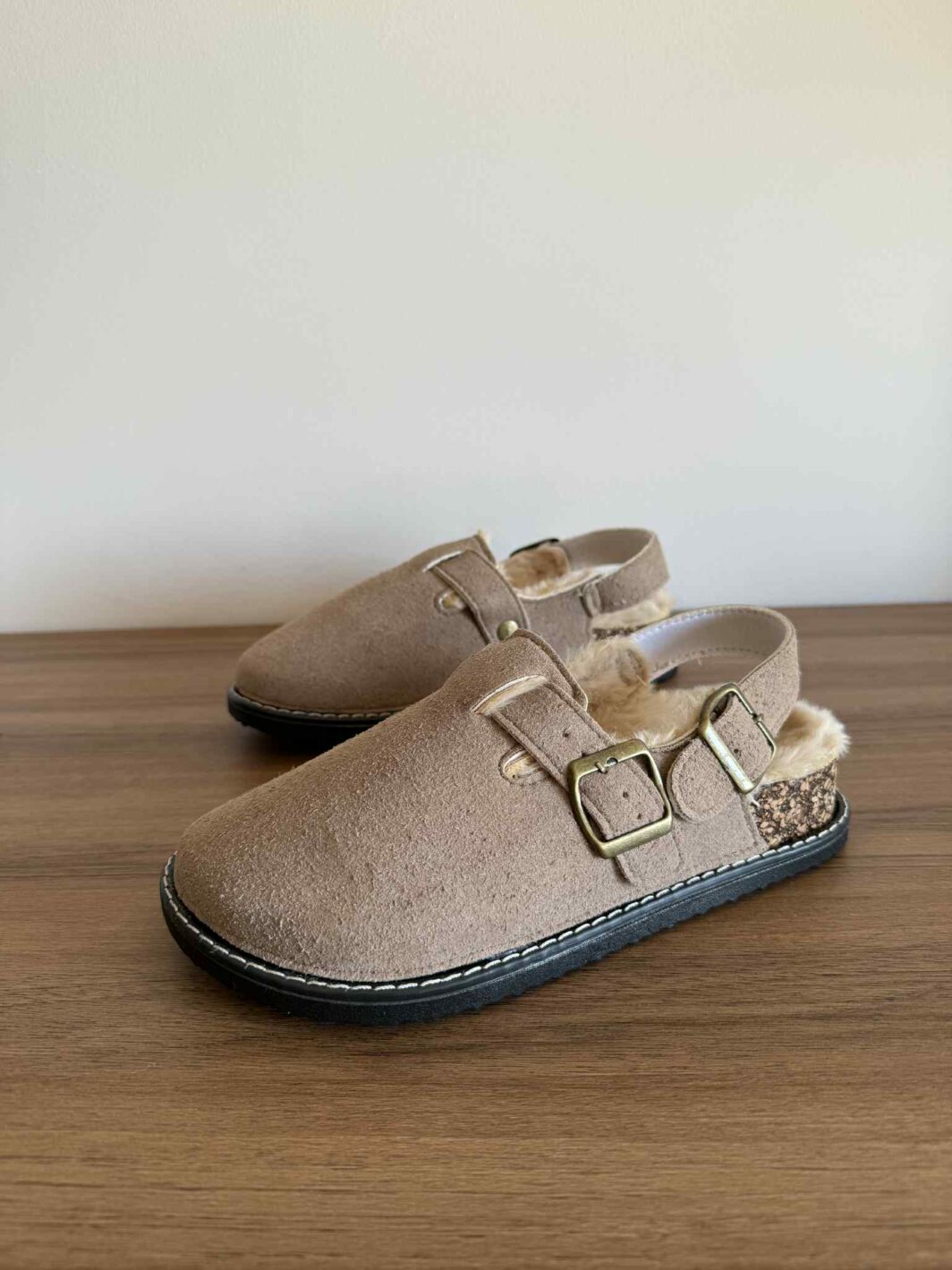 Clogs com tira e pelinho - Taupe