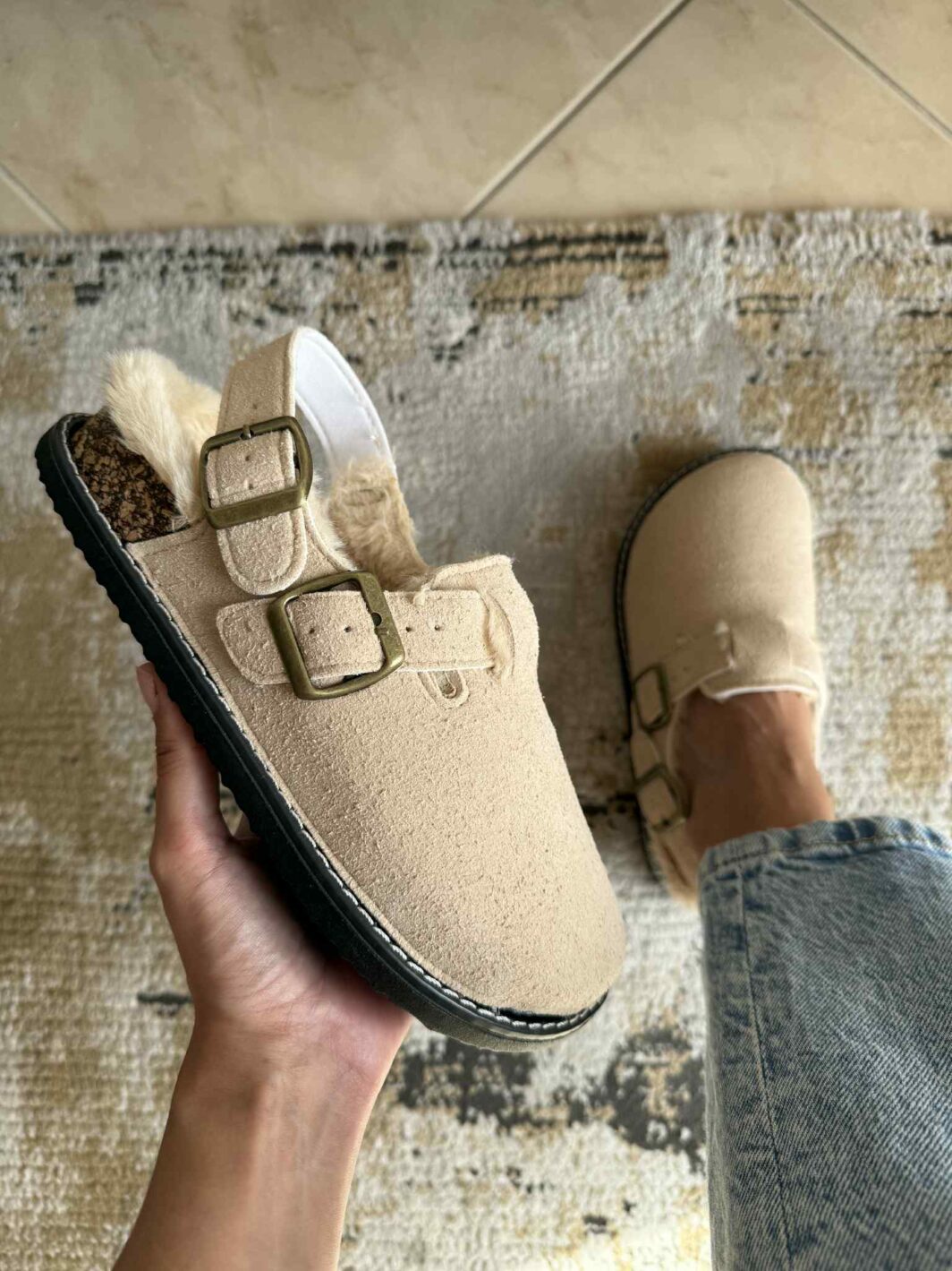Clogs com tira e pelinho - Bege