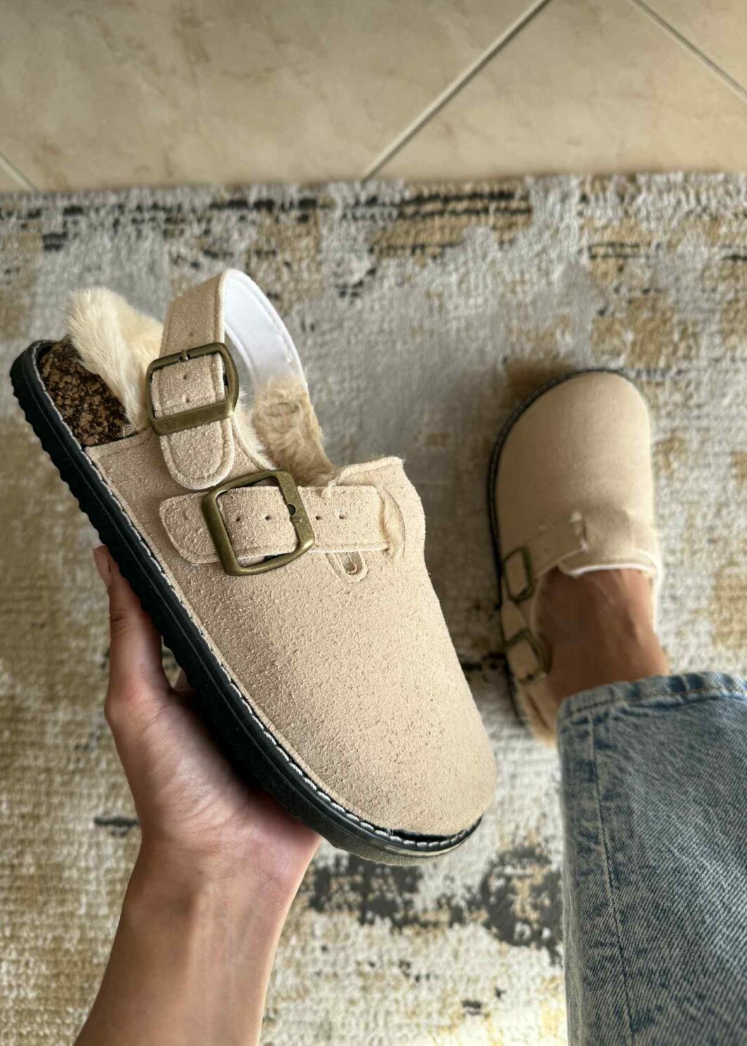 Clogs com tira e pelinho - Bege
