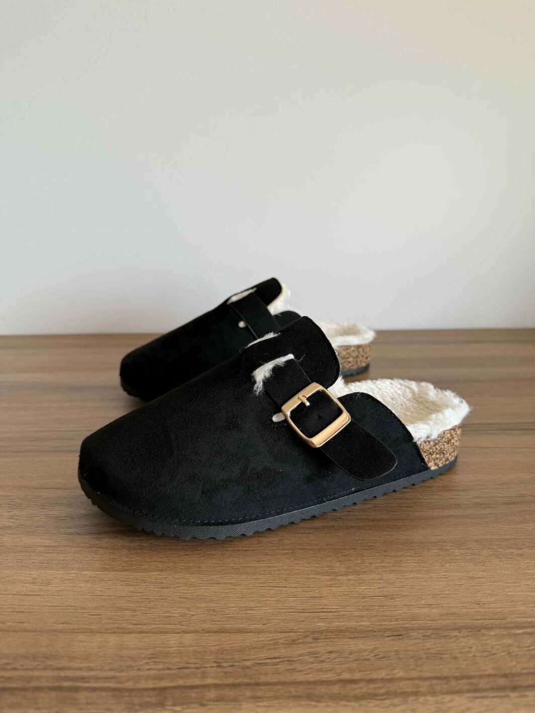 Clogs Com Pelinho Preto