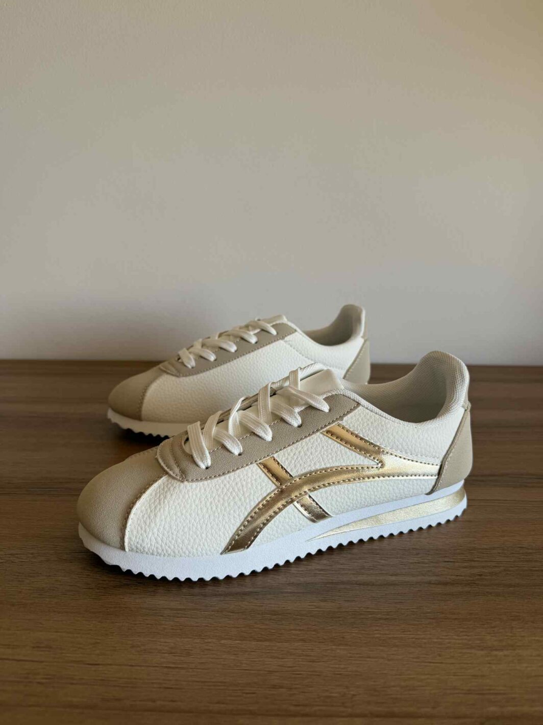 Sapatilha Branco e Dourado