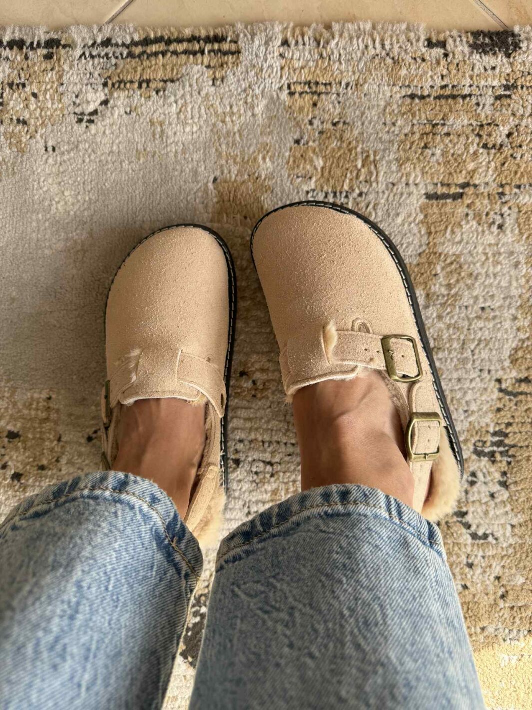 Clogs com tira e pelinho - Bege