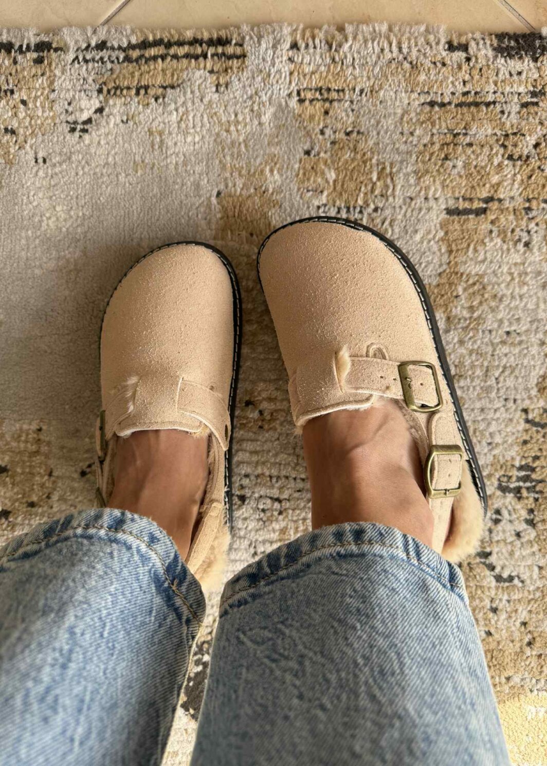 Clogs com tira e pelinho - Bege