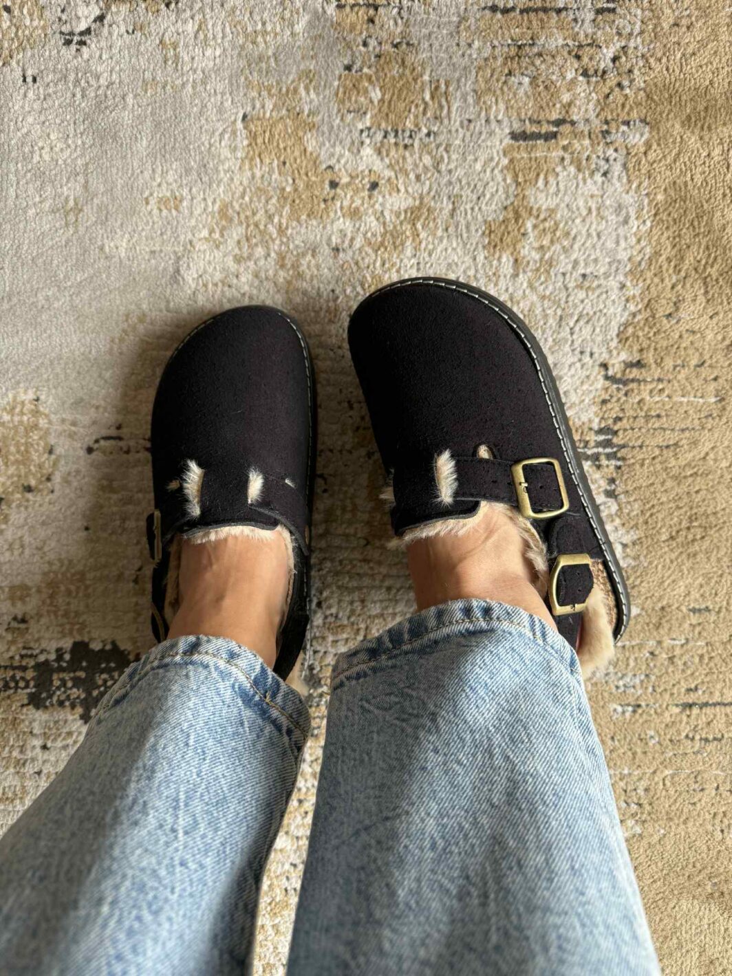 Clogs com tira e pelinho - Preto