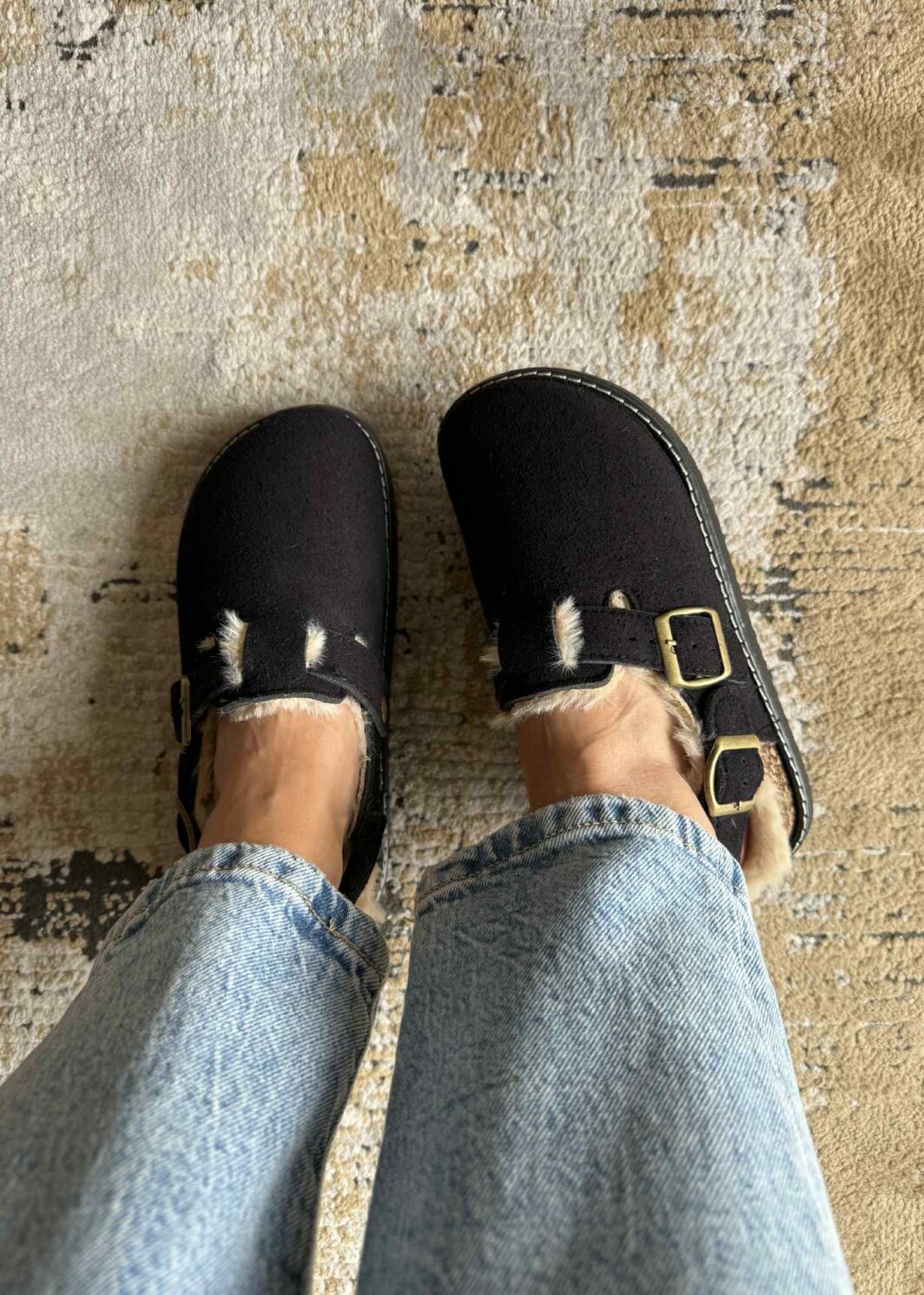 Clogs com tira e pelinho - Preto