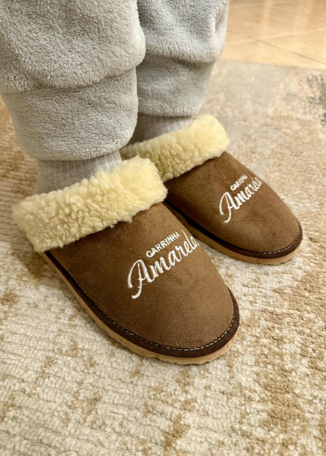 Chinelo de Quarto Carrinha Amarela - Castanho