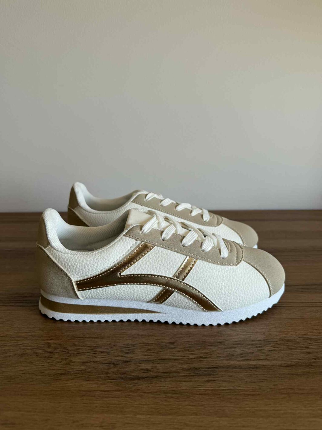 Sapatilha Branco e Dourado