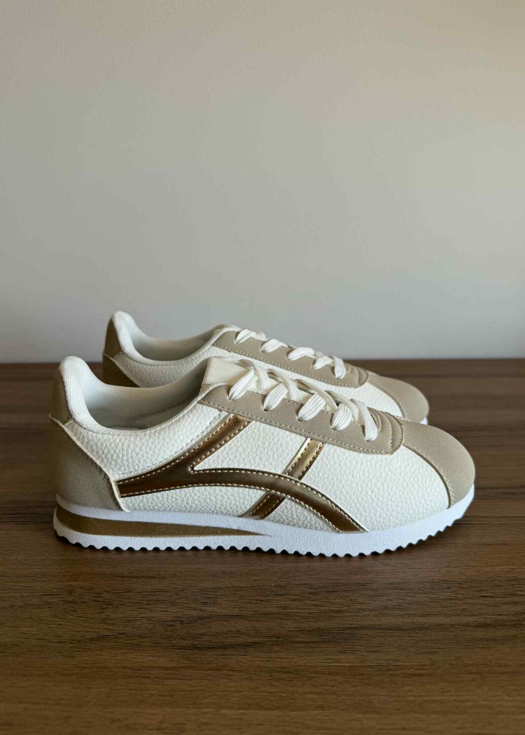 Sapatilha Branco e Dourado