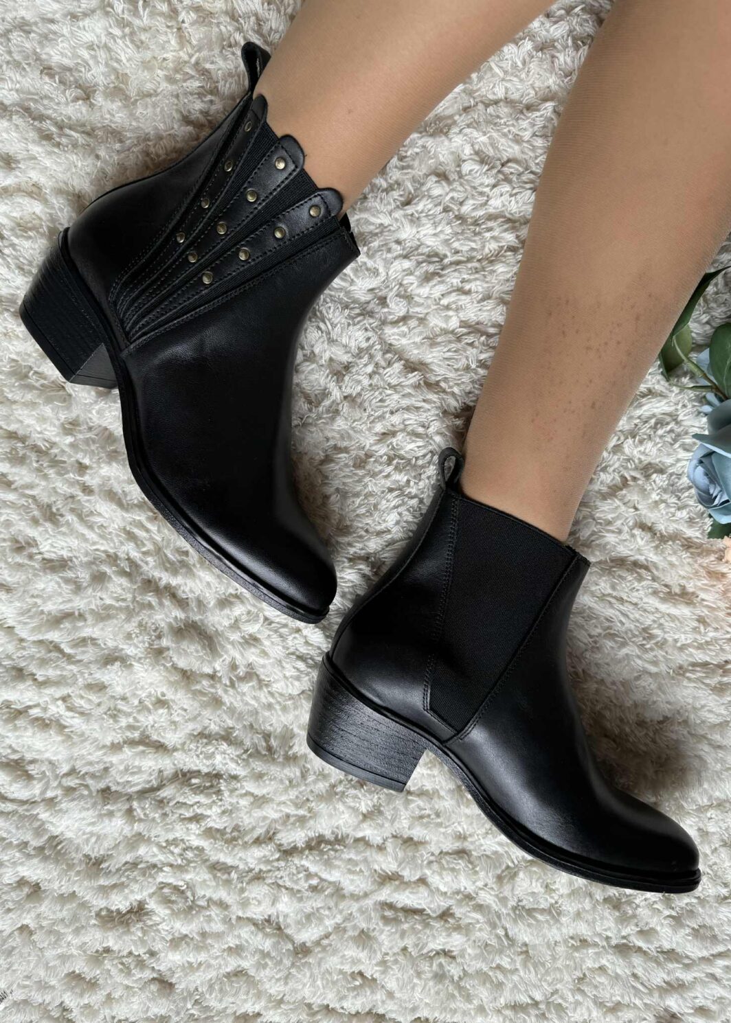 Botim em pele com elásticos - Preto