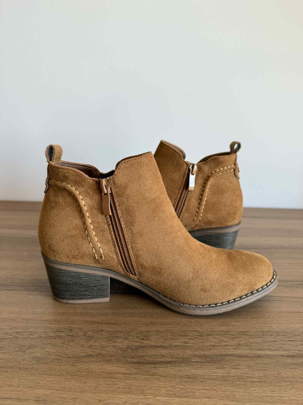 Botins Com Fecho e Elástico - Camel