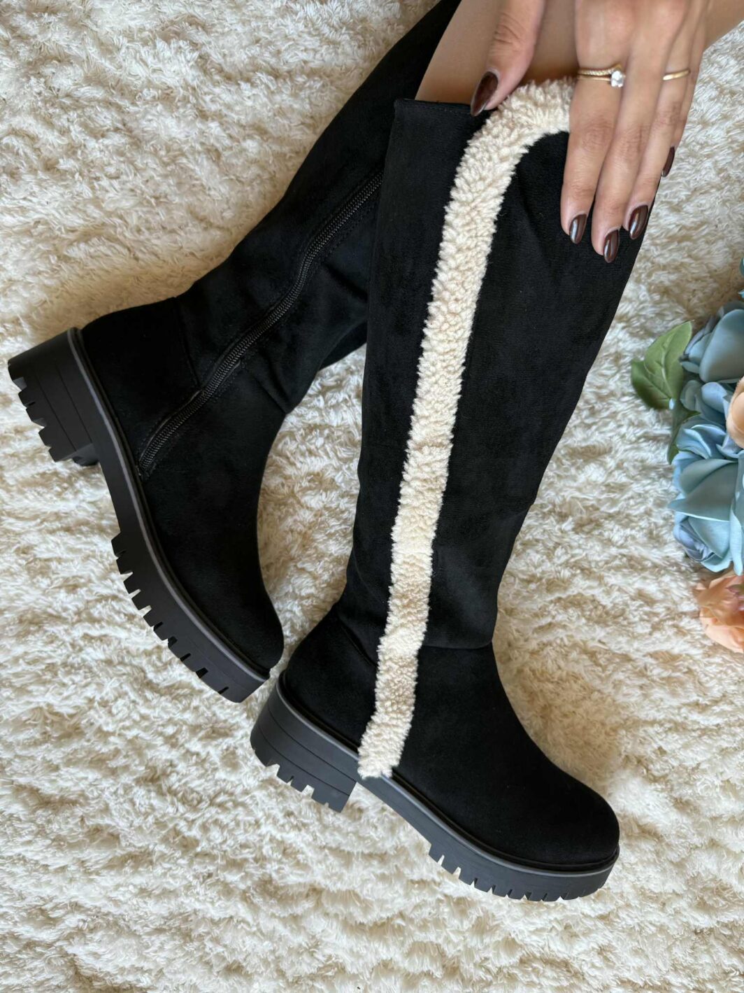 Bota de cano alto detalhe pelinho - Preto