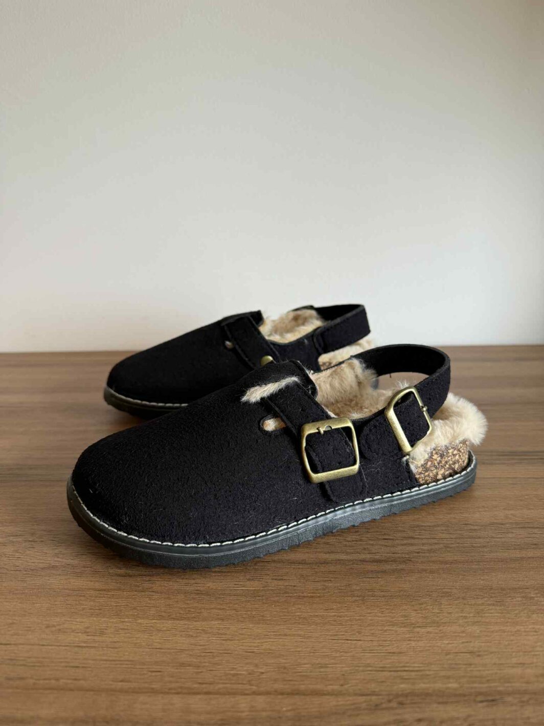 Clogs com tira e pelinho - Preto