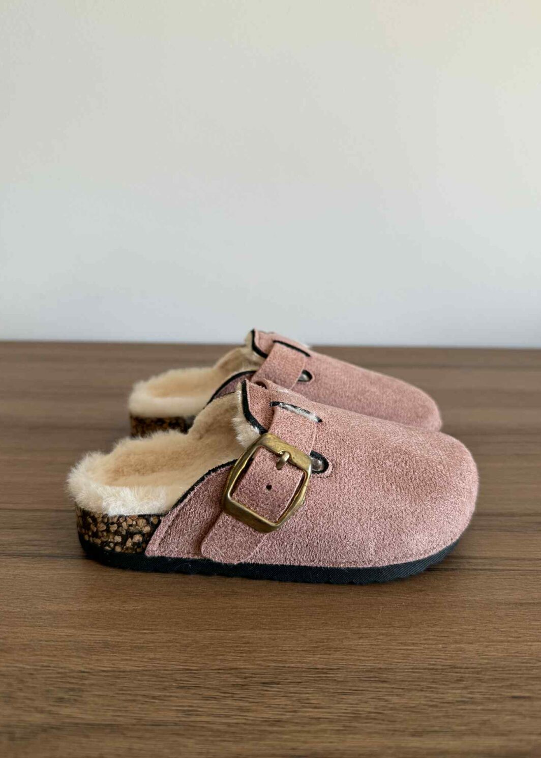 Chinelo com fivela e pelo Rosa