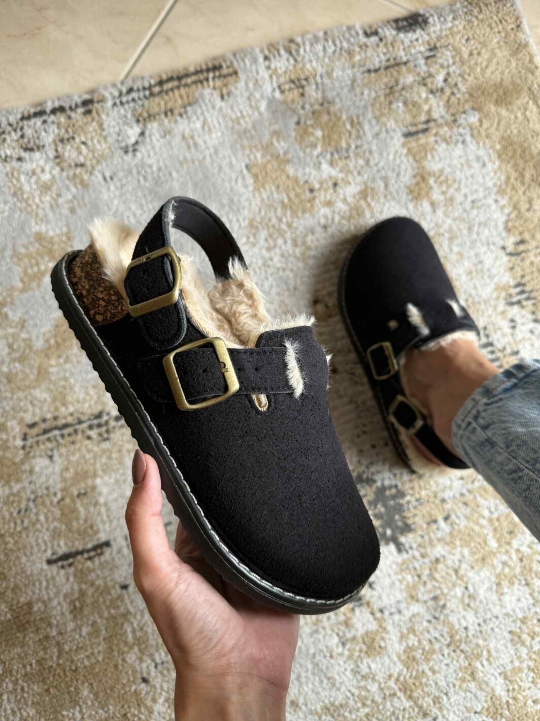 Clogs com tira e pelinho - Preto