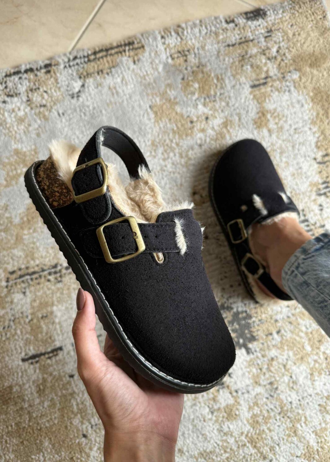 Clogs com tira e pelinho - Preto