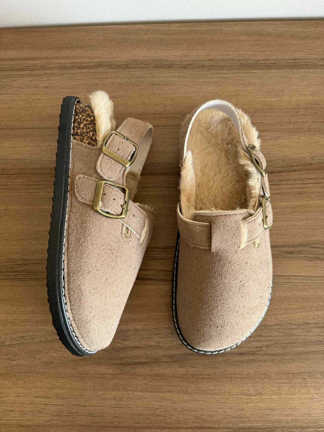 Clogs com tira e pelinho - Taupe