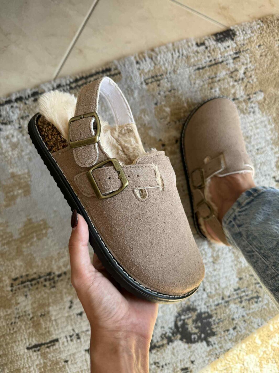 Clogs com tira e pelinho - Taupe