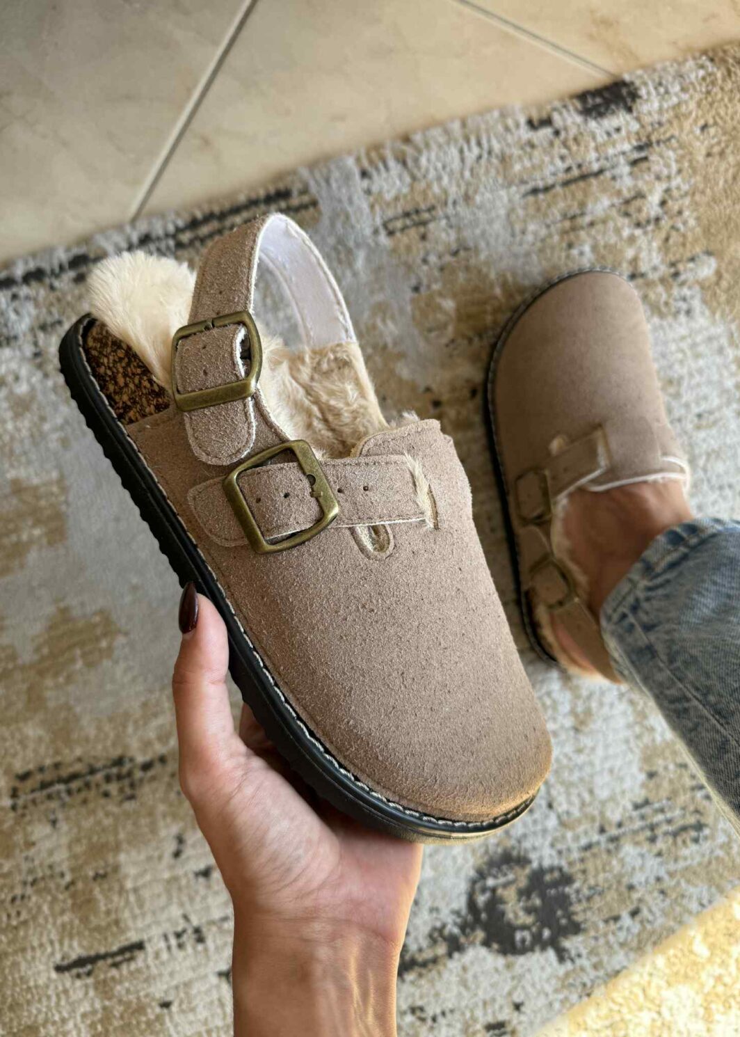 Clogs com tira e pelinho - Taupe