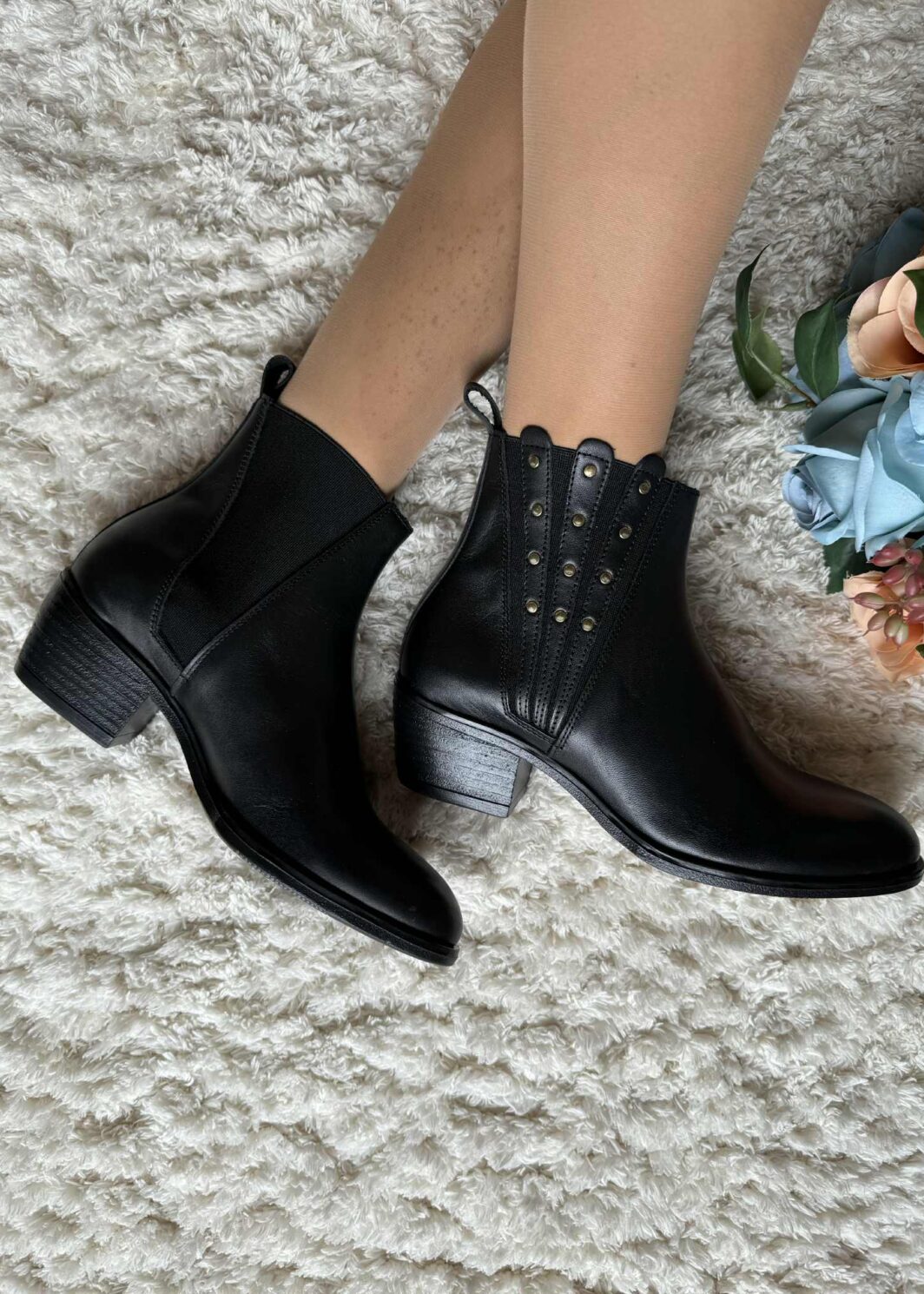 Botim em pele com elásticos - Preto