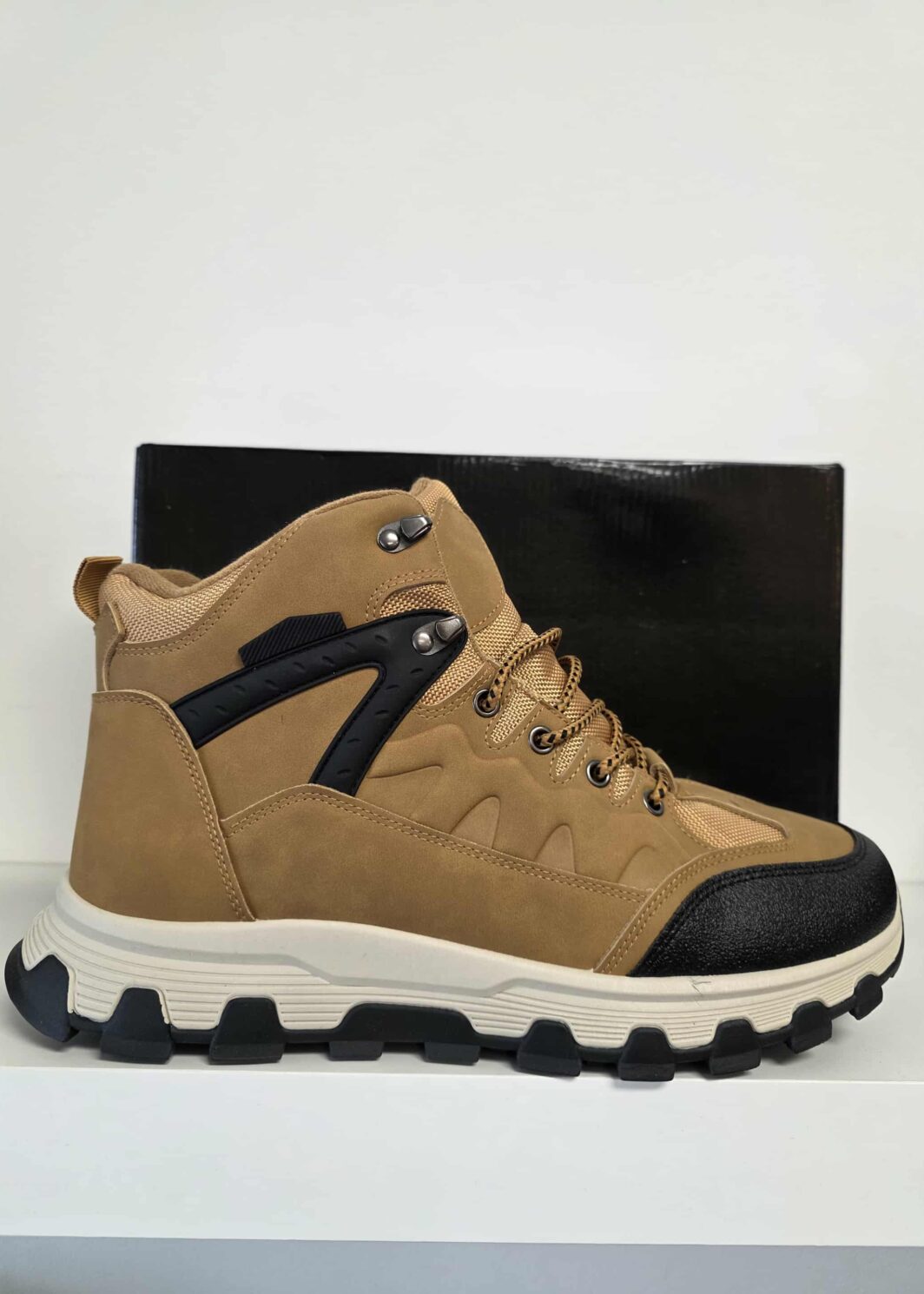 Bota desportiva amarelo torrado