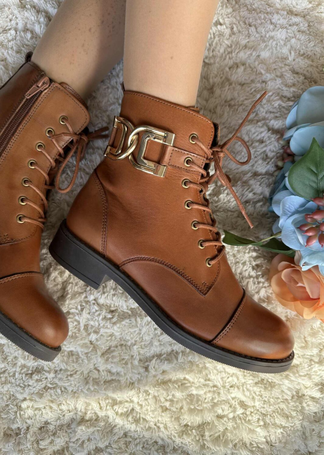 Bota em pele com atacador e fecho